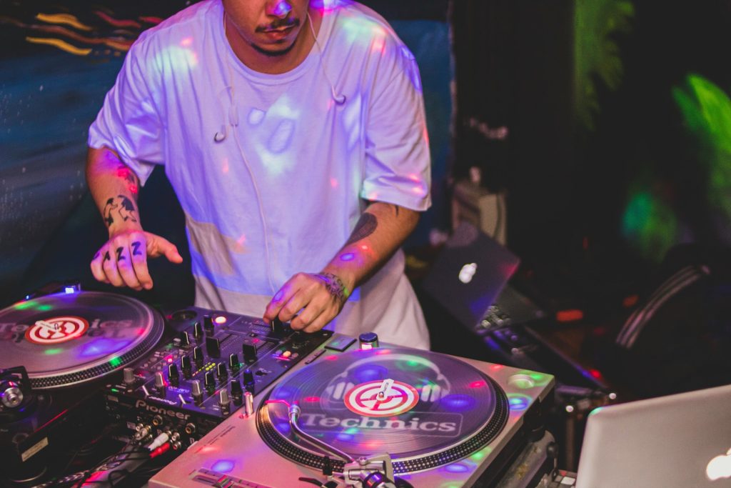 DJ en pleine performance