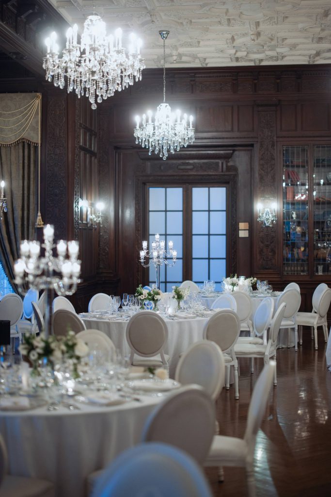 Salle de dîner élégante et lumineuse